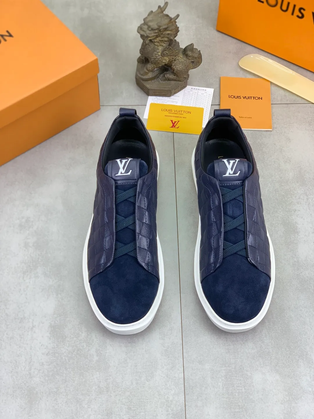 Men's men's shoes P440💰【Real price】Yangli🆘 💭💭New model launched【LOUlS VUlTTON】Louis Vuitton's new low-top men's shoes, high quality, support inspection! This style comes from Italy, very energetic and creative, giving people a comfortable and atmospheric visual impact❗Synchronization, the upper is made of silk calfskin with the original LV, imported soft sheepskin lining🐑Purely hand-stitched; LV original rubber outsole 4️⃣colors available Code number: 38~44